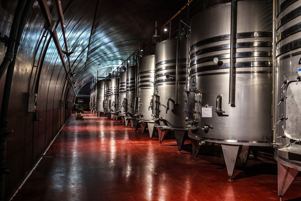 cave de vinification moderne avec cuves en inox